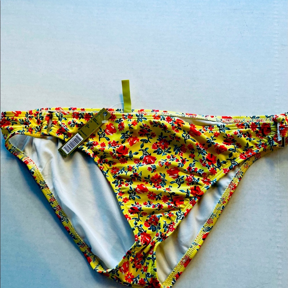 Gianni Bini large multi colored floral print. NWT. Never worn. Non smoking home.